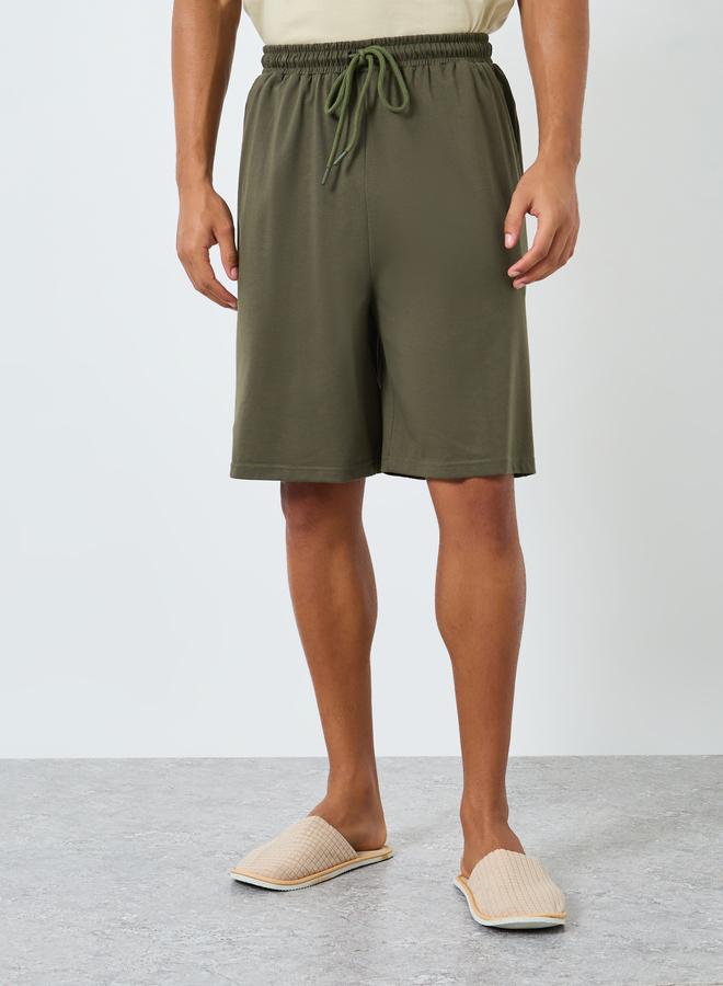 ستايلي طقم بيجاما من شورت وتيشيرت بتفاصيل جيب مُتباين - Image 4